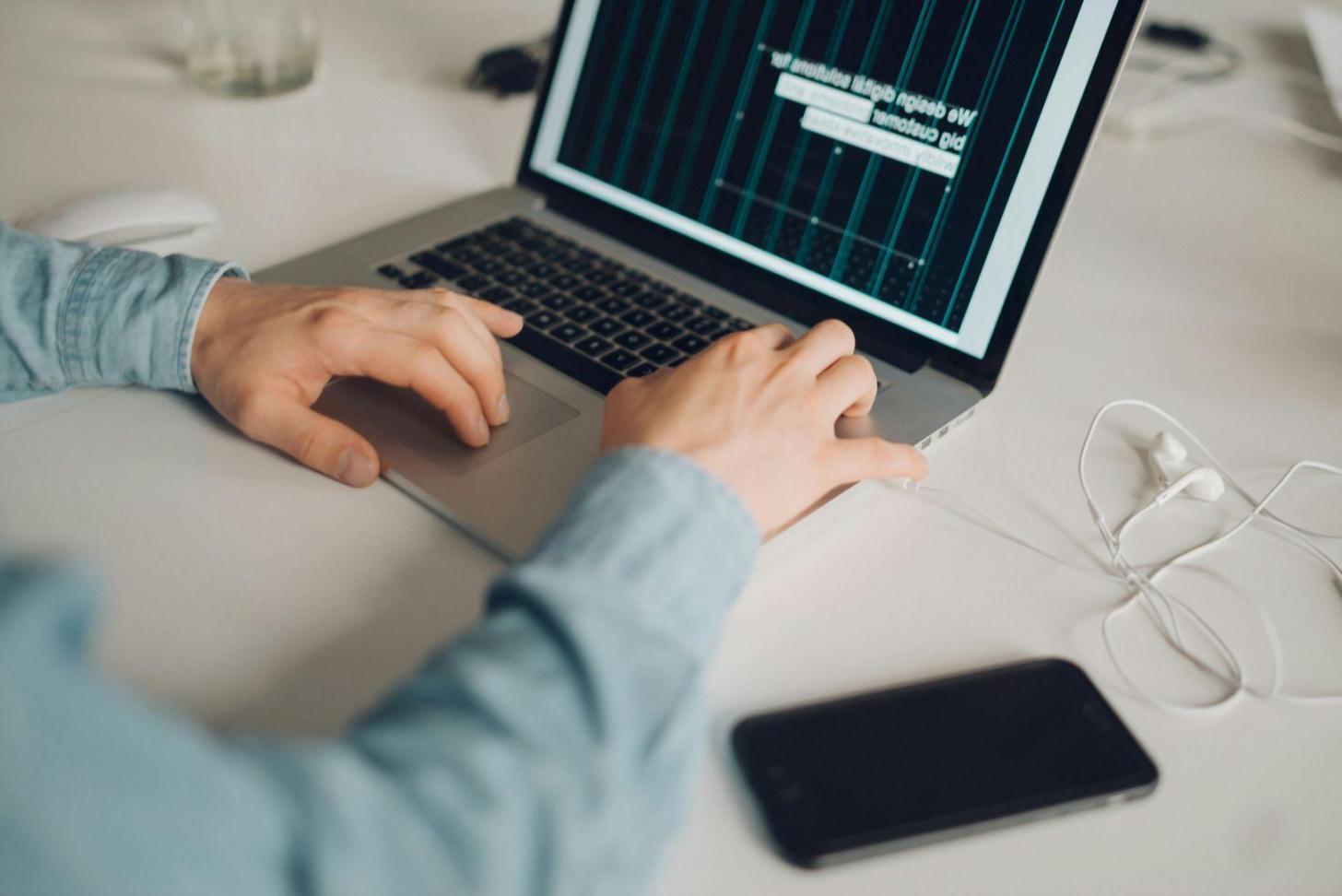 Analiză financiară industrială cu grafice și date economice