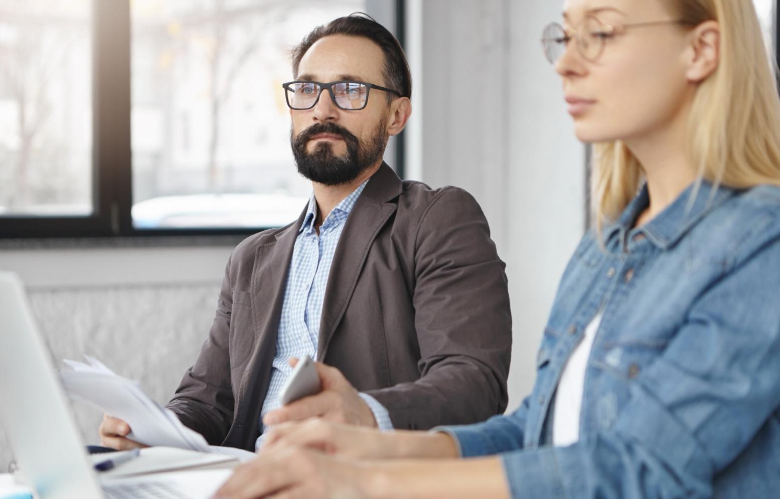 Analiză financiară detaliată cu grafice și rapoarte pentru business